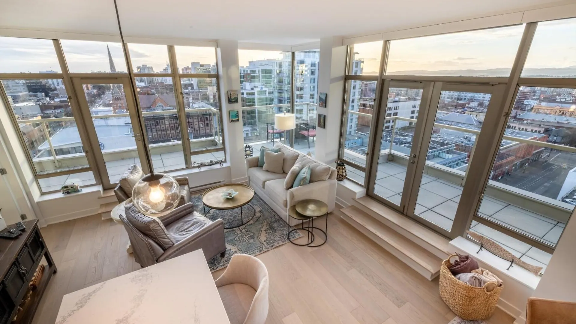 Victoria'S Sea-Cret-Stunning Olympic And Inner Harbour Views From 450 Sq Ft Balcony